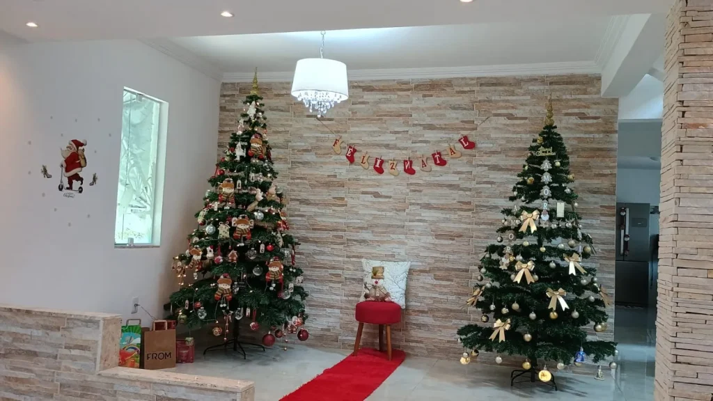 Cantinho da sala decorado com duas árvores de Natal