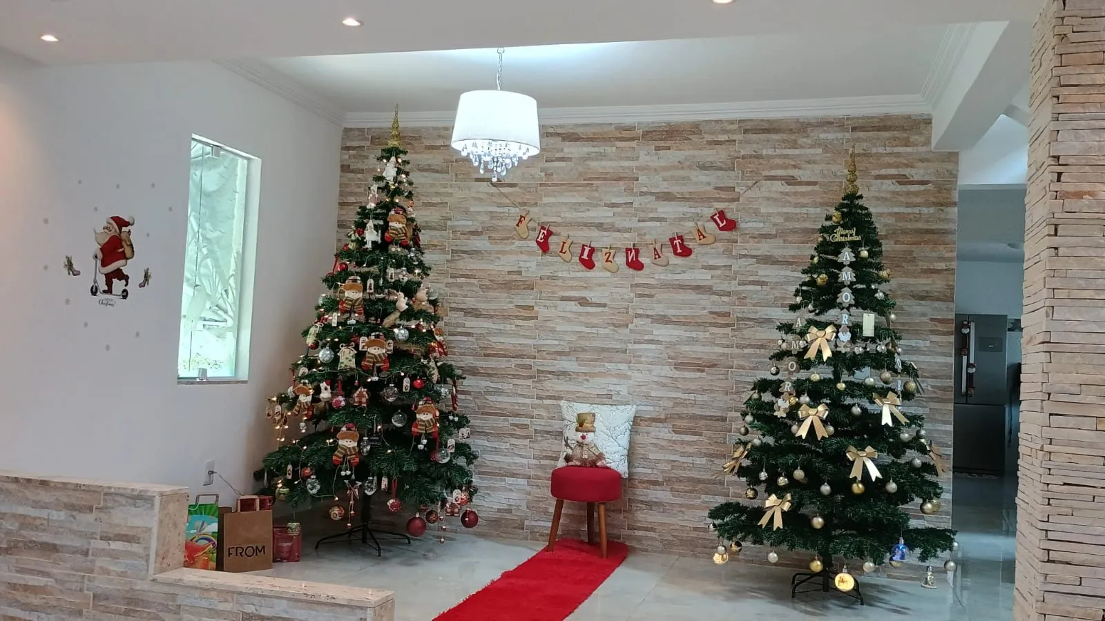 Cantinho decorado com duas árvores de Natal