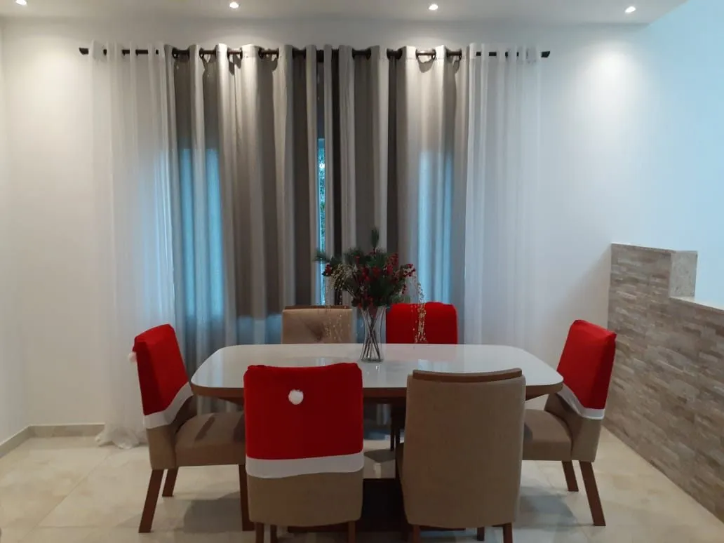 Sala de jantar com mesa para seis lugares