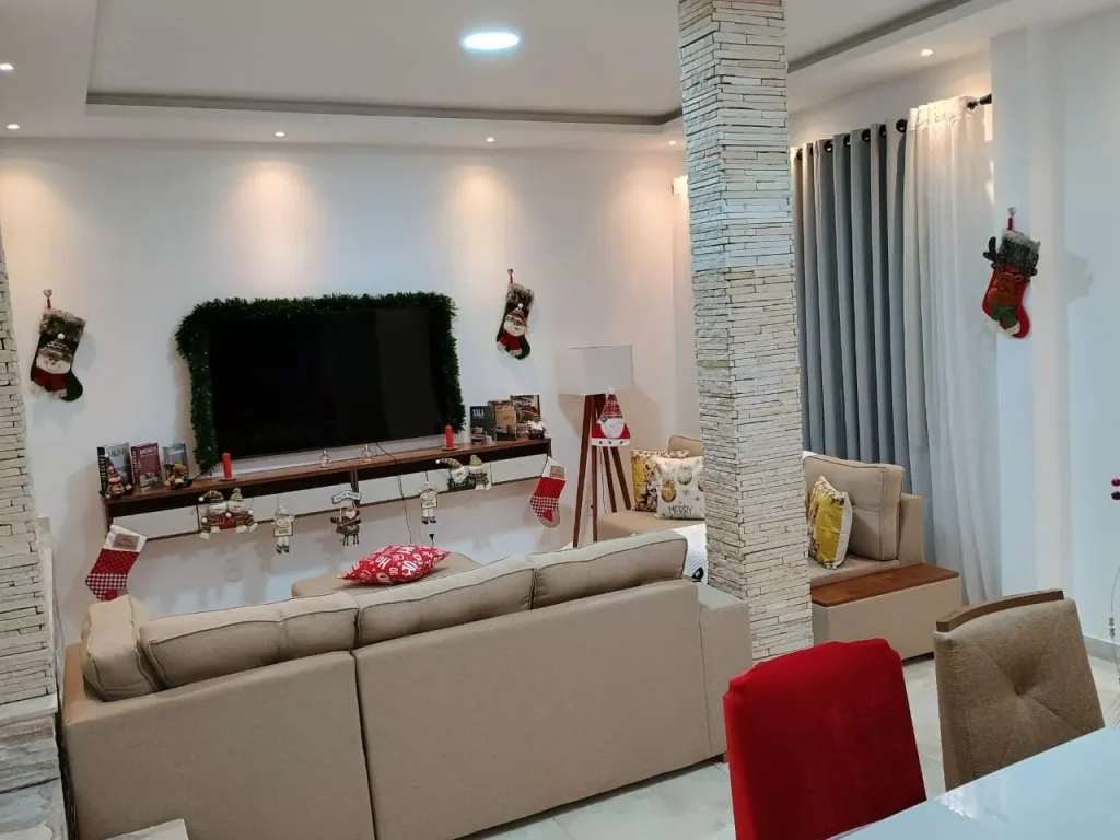 Sala com TV, sofá e decoração
