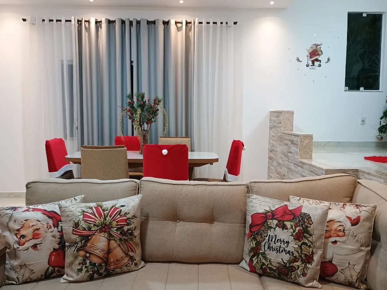 Sofá com almofadas decoradas